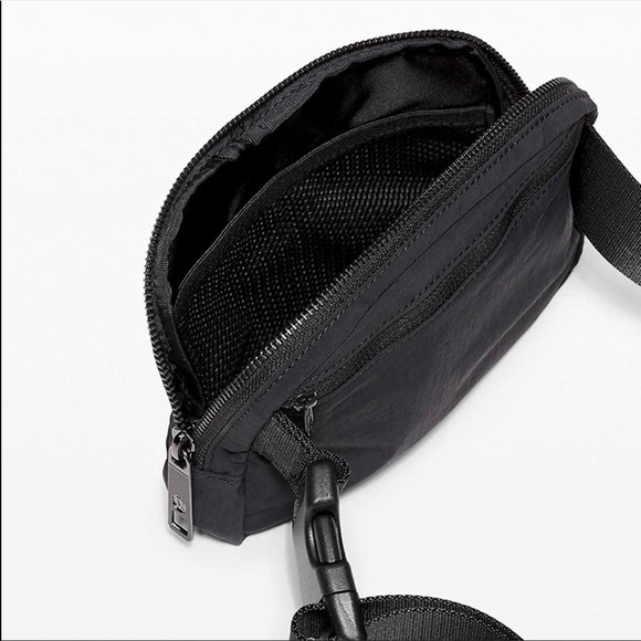 LAST ONE NWT Lululemon Everywhere Belt Bag in matte black Rare - Picture 5 of 10